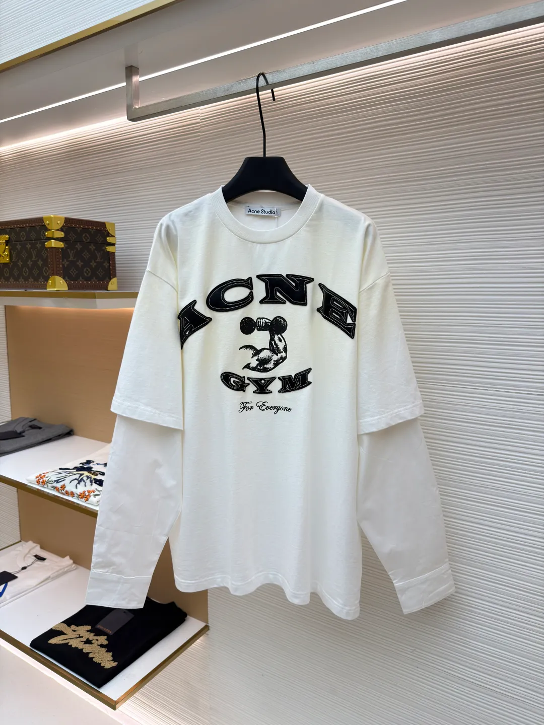Acne Studios old logo fake two-piece long sleeves ●Original version: purchased and developed for 5500 ●Item number: 1681410-A65 ●Fabric: plain cotton fabric ●Technology: Glue printing production ●Color: white ●Version: fitted version ●Weight: about 400 grams ●Size: S-M-L-XL ●Description: Customized elegant cotton double-ply soft plain weave fabric and plaid moire memory plain weave cotton, soft and delicate, comfortable and close to the skin A hint of calmness and restraint in gray-toned green exudes a quiet and deep beauty. The ACNE GYM logo on the body is outlined with powerful white lines. For Everyone is simple but contains profound meaning. The old-fashioned effect that is inadvertently smudged meets the carrier of retro sentiment. It makes a stunning appearance in a fake two-piece version. It cleverly simulates the layering effect and is full of fashionable tension. Make every outfit a fashionable feast, using imported machine appliqué technology. Use advanced computer control systems and precision mechanical components to implement ACNE GYM appliqué operations. Present an embroidery effect with both clarity and three-dimensionality, using glue printing. The printing has been modified three times with film screens. Use glue liquid paint to print the pattern on the fabric. Bake the fabric to fix the printing pattern, and use the gradient old-fashioned spray process. Spray dyes of different colors on the surface of the fabric. Realize that clothes can show rich color changes under different lights and increase visual layering. The overall wiring is straight and delicate, the fabric is comfortable and soft, and the color is consistent without color difference. It can be matched with the same style to create a fashionable look and control various occasions. Customized accessories, complete with three standards, same style for men and women!
